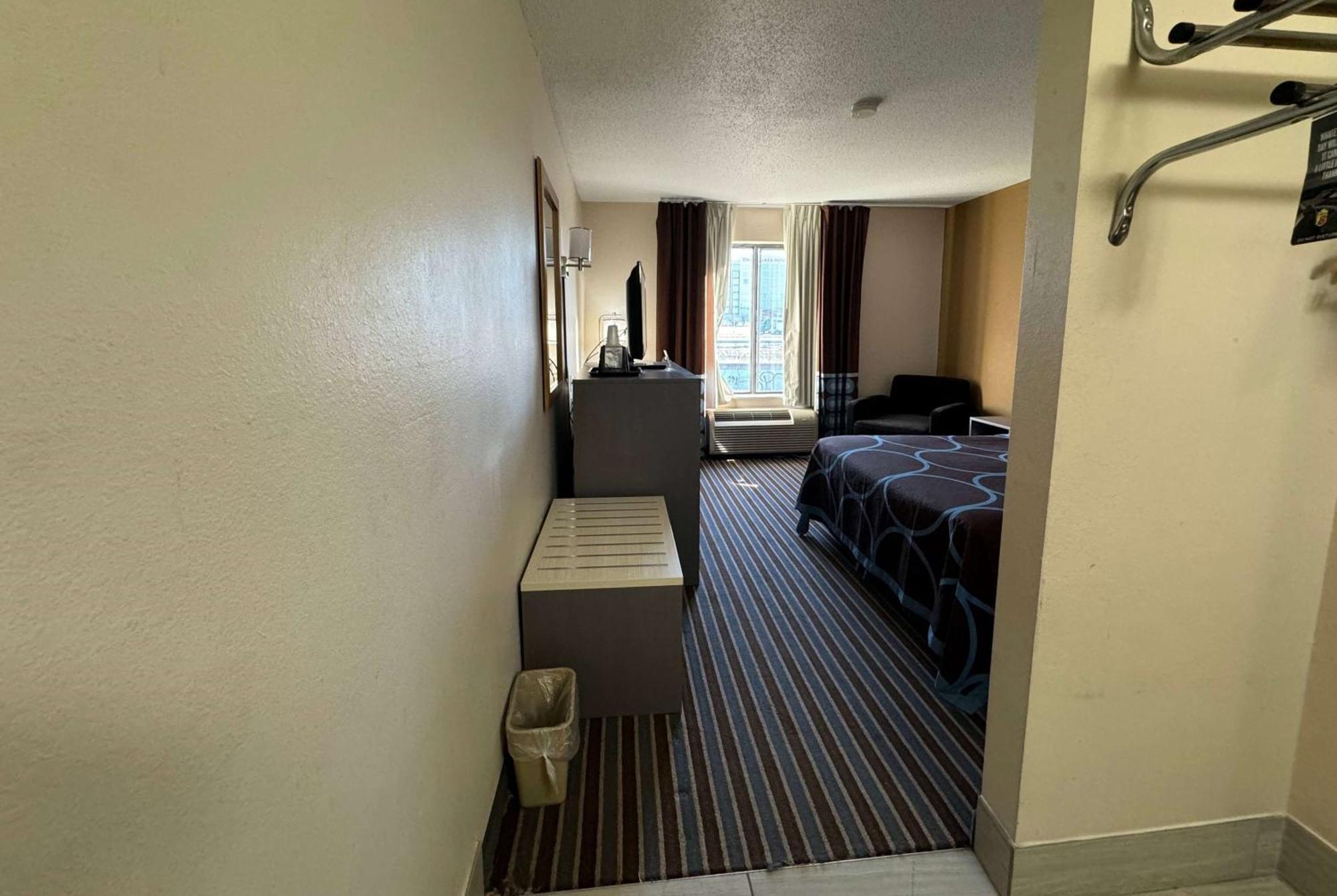 Super 8 By Wyndham Columbia Clark Lane Hotel Ngoại thất bức ảnh